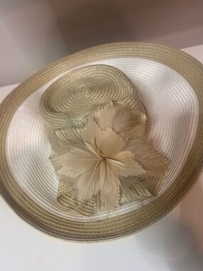 NWOT August Hat Company Wide Brim Straw Hat Beige Gold Church Derby Wedding